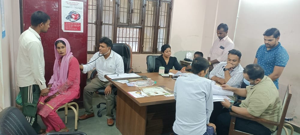 Agra News: तेज बुखार-उखड़ रही सांस, फ्लू की आशंका पर करा रहे जांच