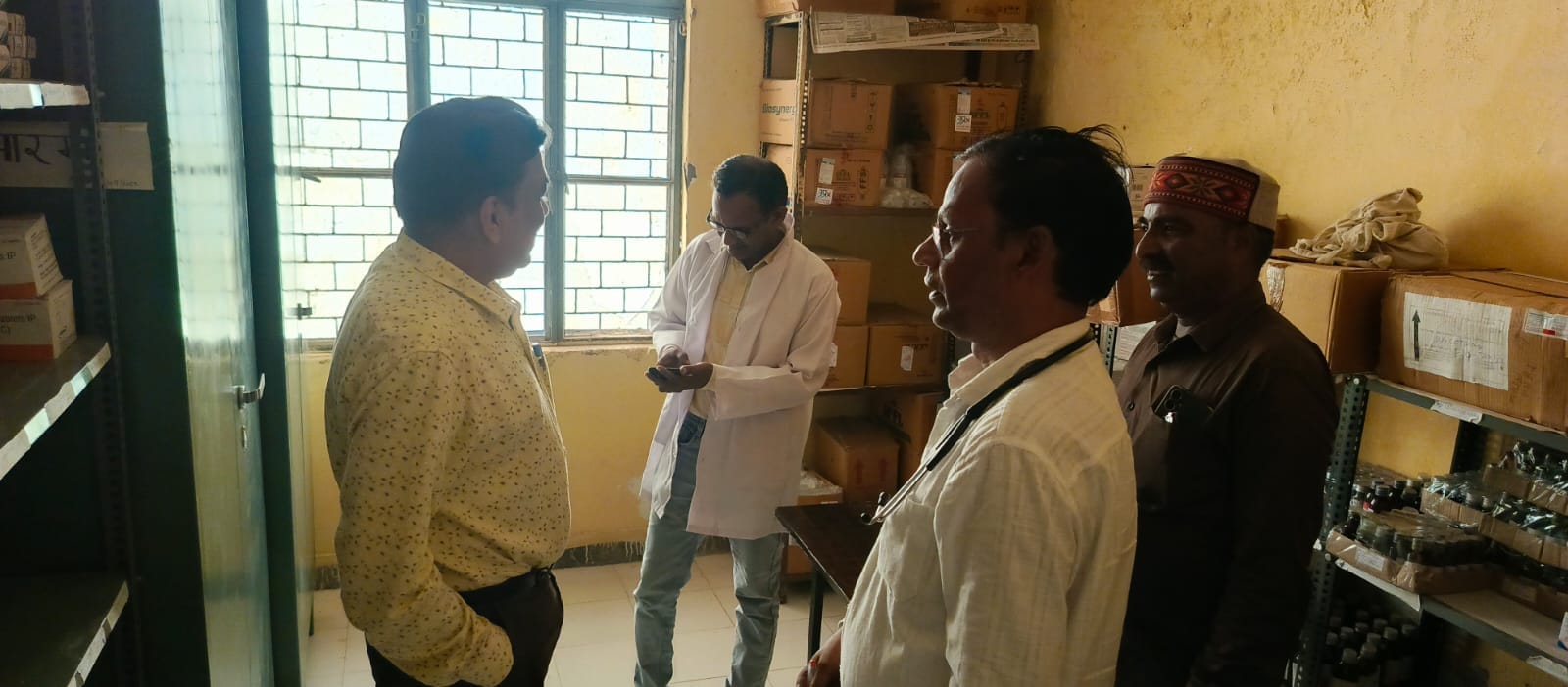 फोटो 13 स्वास्थ्य मेले के निरीक्षण के दौरान जानकारी लेते सीएमओ। स्रोत विभाग