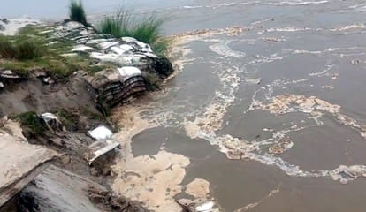 फोटो 19- बरौना में तटबंध पर कटान करती गंगा की धारा। स्रोत संवाद