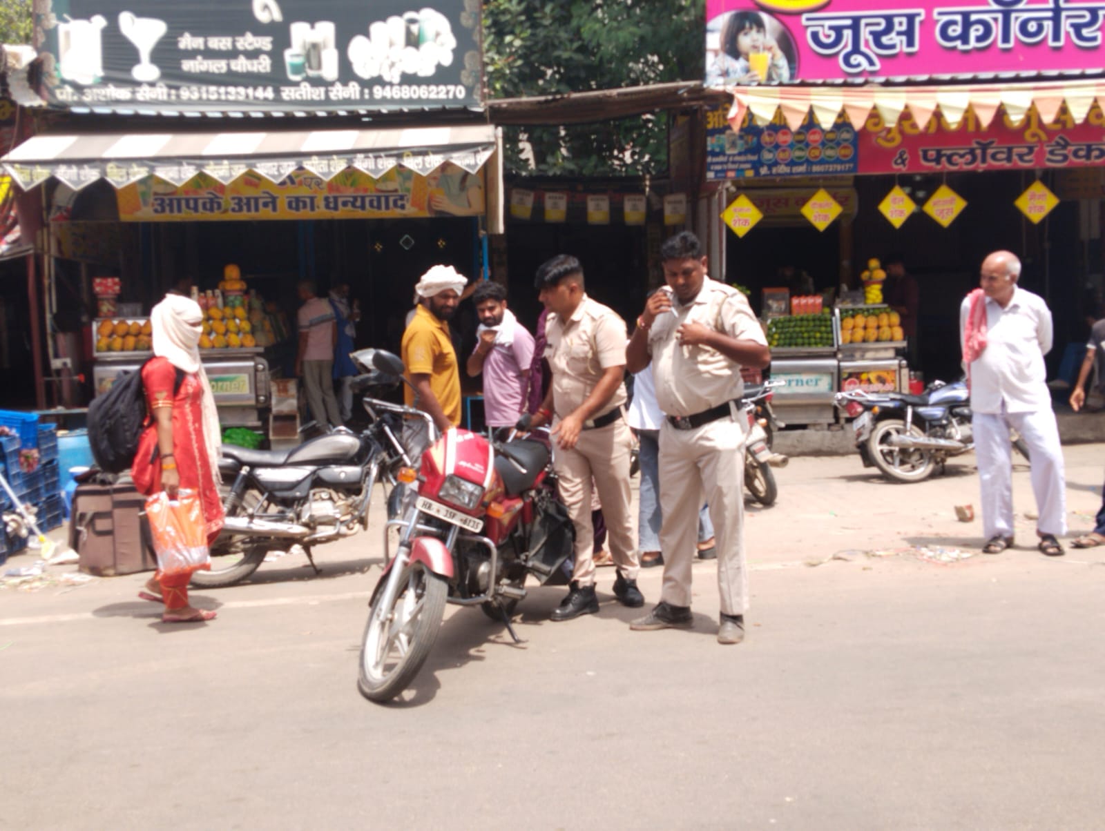 फोटो 2 नांगल चौधरी में वाहनों की जांच करते पुलिस टीम।संवाद