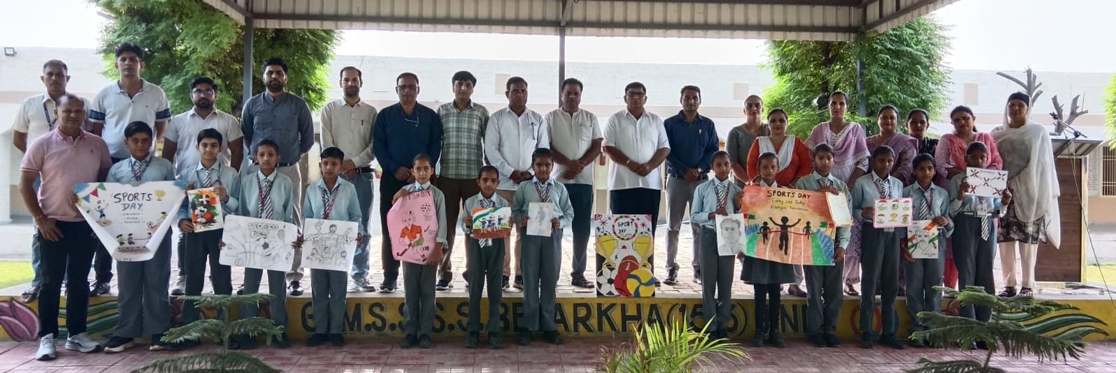 फोटो 2 नरवाना। पोस्ट दिखाते हुए विद्यार्थी। स्रोत संस्थान।