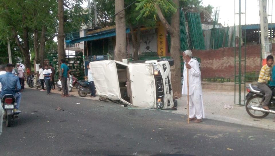 फोटो 20 सिहमा में हादसे के बाद सड़क पर क्षतिग्रस्त बोलेरो।स्रोत:ग्रामीण