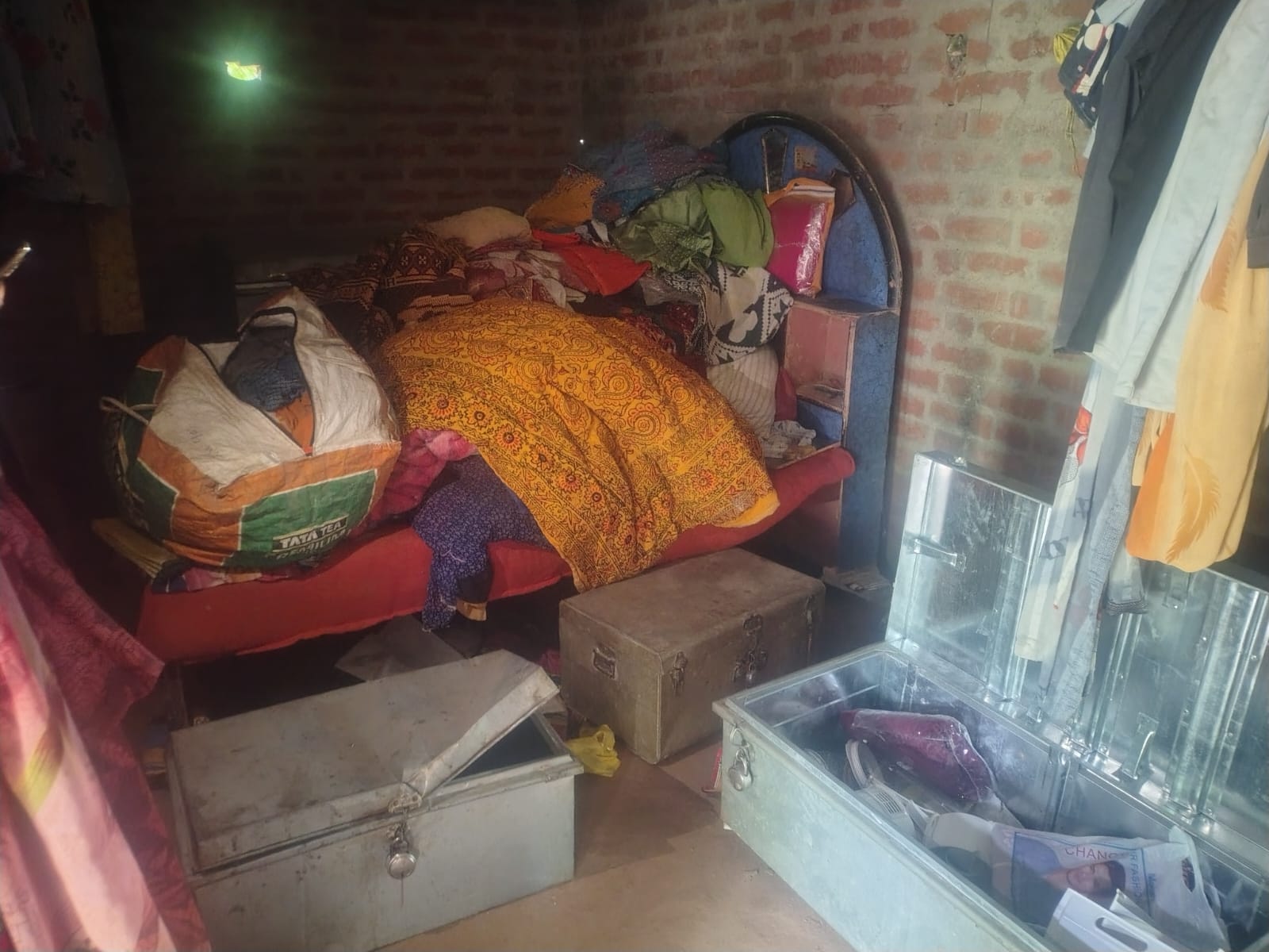 फोटो-21-परमेश्वरदीन के मकान में खुला पड़ा बक्सा और बिखरा सामान। संवाद
