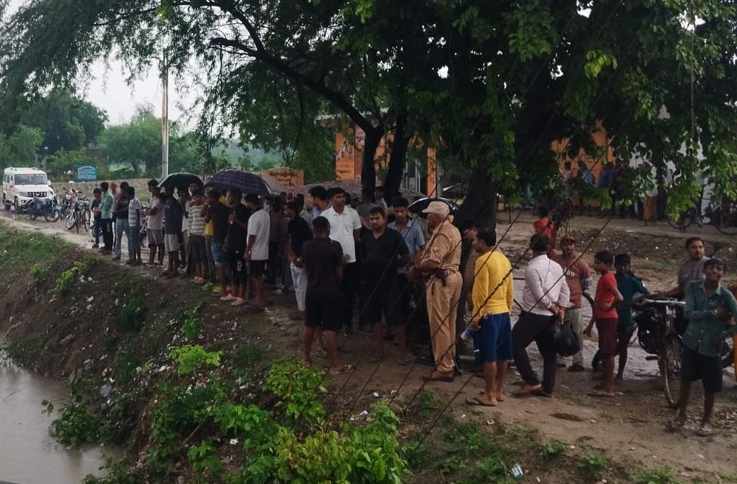 फोटो-21- युवक के नहर में कूदने की घटना में नहर पटरी पर लगी भीड़। संवाद