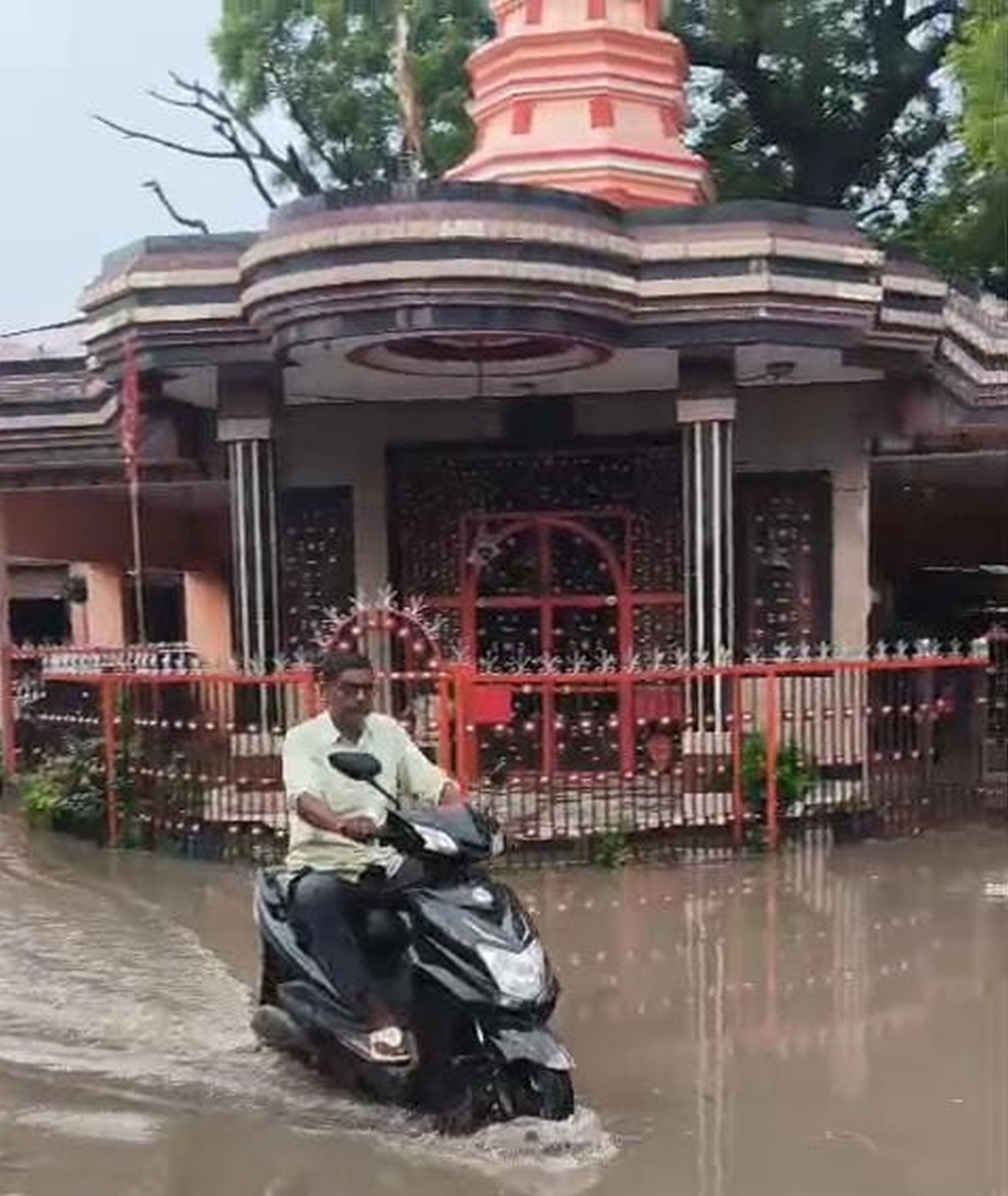 फोटो 24-मंदिर की सड़क पर भरा पानी-संवाद