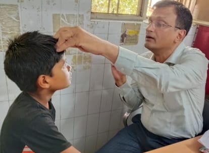 फोटो 29 एमएएचपी 02 परिचय-ओपीडी में बच्चे का नेत्र परीक्षण करते डॉ. धैर्य कुमार राय। संवाद