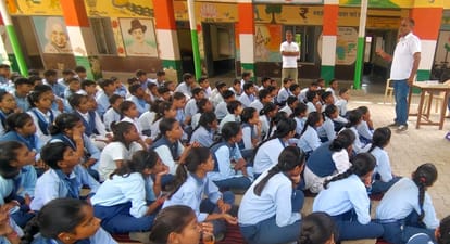 फोटो 29जेएनडी02-राजकीय वरिष्ठ माध्यमिक विद्यालय दबलैन में विद्यार्थियों को साइबर के बारे में ज