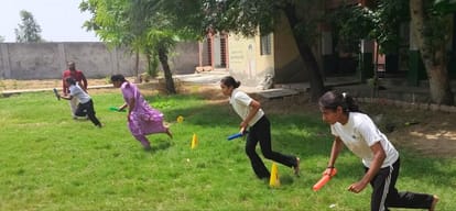फोटो 29जेएनडी10-राजकीय महिला महाविद्यालय, पिल्लूखेड़ा में हुई दौड़ में हिस्सा लेती छात्राएं। स्