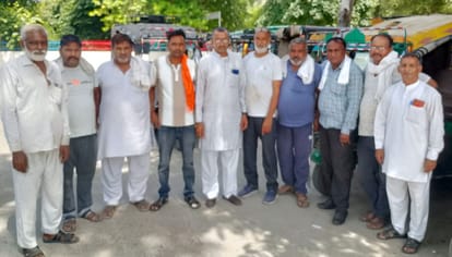फोटो 29जेएनडी14-नए किराया सूची के बारे में जानकारी देते ऑटो यूनियनों के पदाधिकारी। स्रोत सदस्य