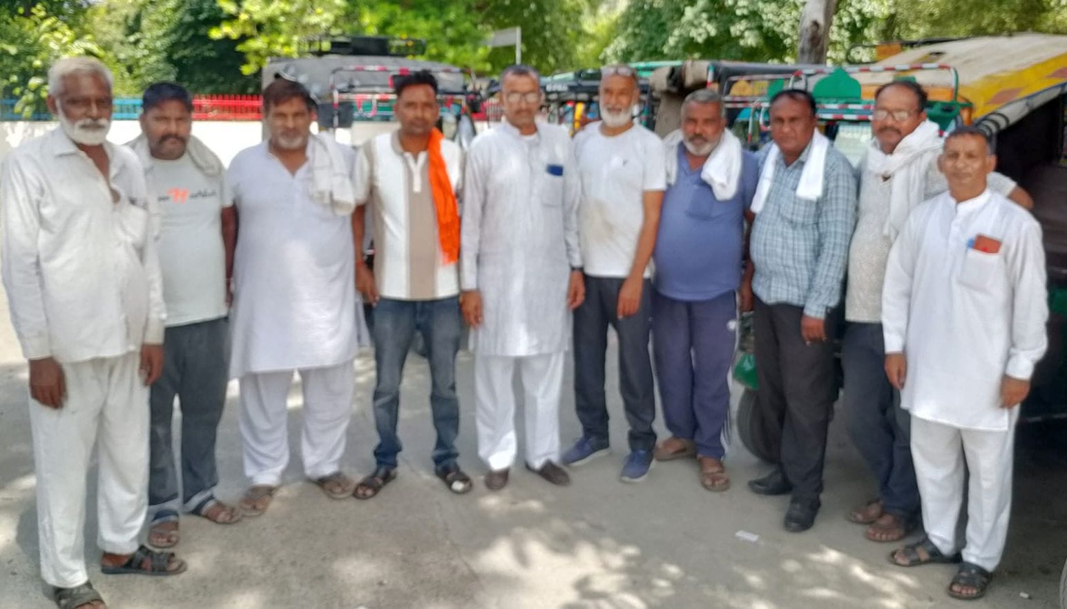 फोटो 29जेएनडी14-नए किराया सूची के बारे में जानकारी देते ऑटो यूनियनों के पदाधिकारी। स्रोत सदस्य