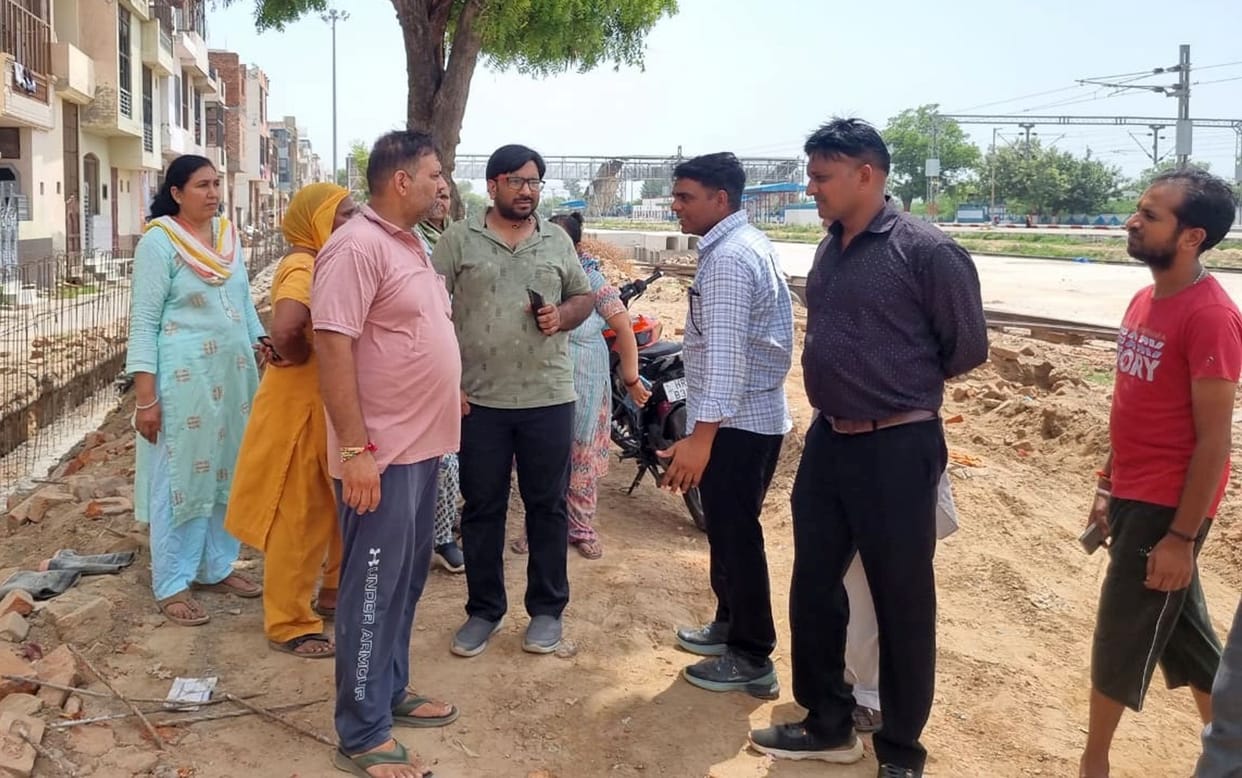 Demand to increase the height of the wall being built along the railway platform