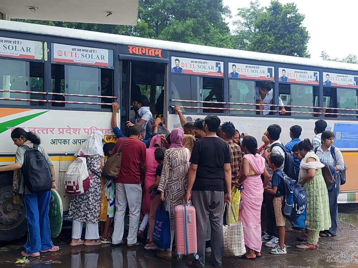 Commuters kept moving even on Sunday; crowds thronged the bus depot.