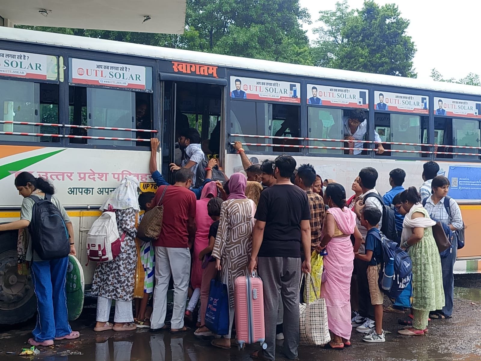 फोटो 36- रविवार को रोडवेज पर बस में चढ़ते यात्री। संवाद
