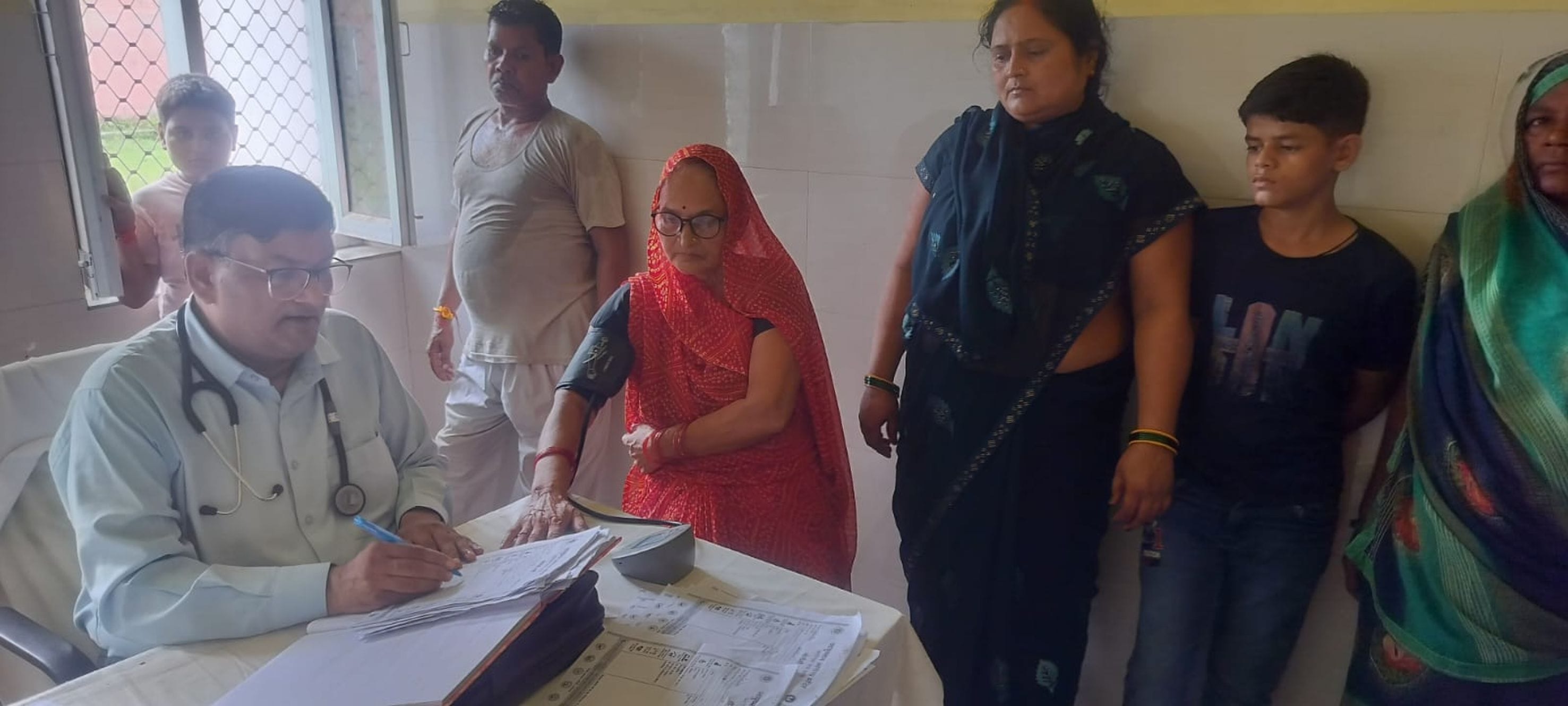 फोटो 39-पीएचसी सराय धनेठी में जांच करते डॉक्टर-संवाद