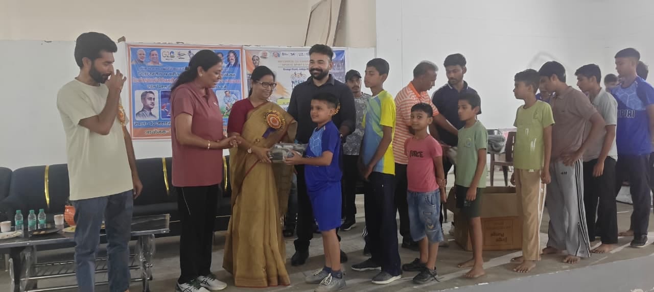 फोटो 42 खिलाड़ियों को पुरस्कार प्रदान करतीं भाजपा जिलाध्यक्ष ममता राजपूत। स्रोत खेल कार्यालय