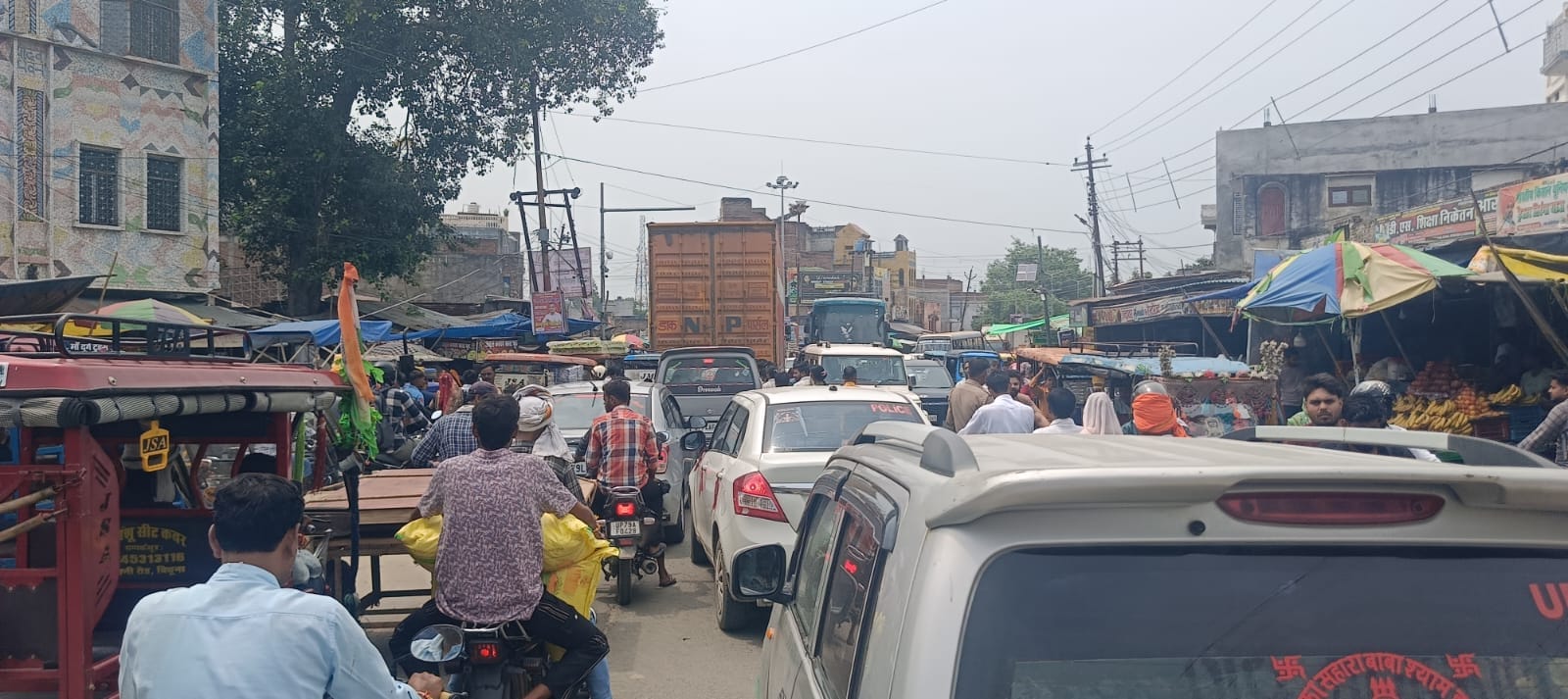 फोटो-6- रविवार को भगत सिंह चौराहे पर लगा जाम।संवाद
