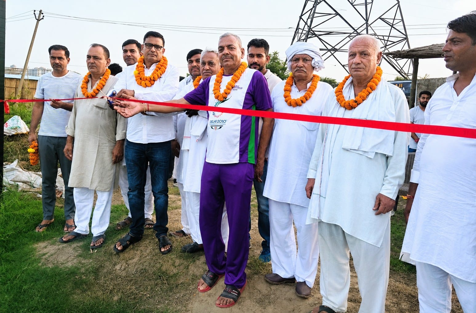 -फोटो 83 : क्रिकेट एकेडमी का शुभारंभ करते मुख्यातिथि सरपंच राकेश राठी, भीम अवार्डी चरण सिंह राठ