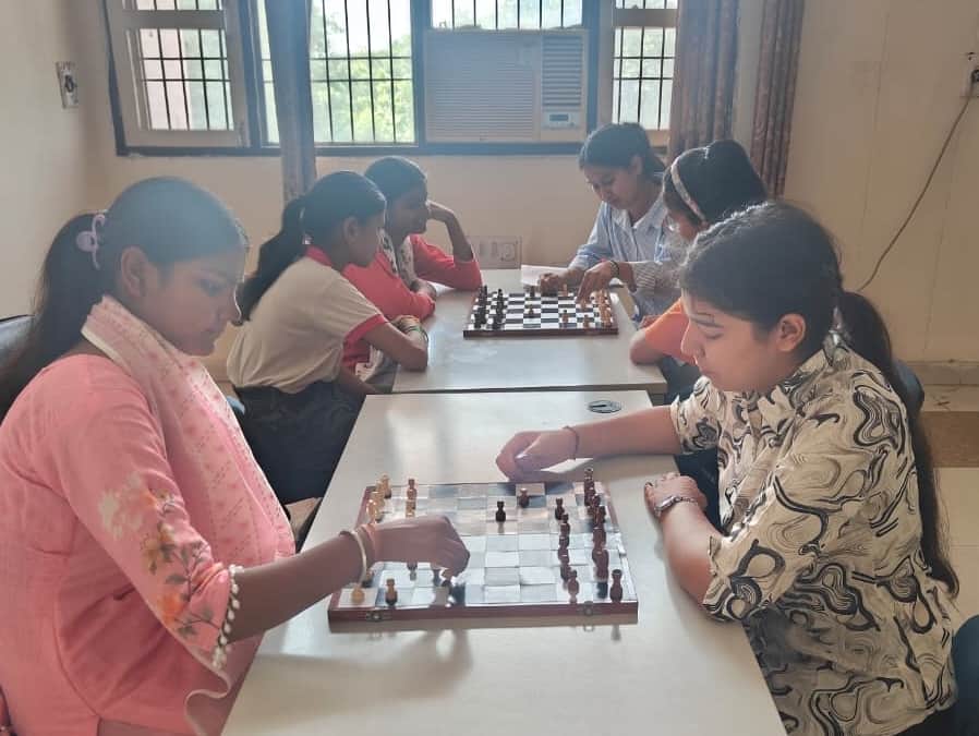 Students showed enthusiasm in sports competitions.