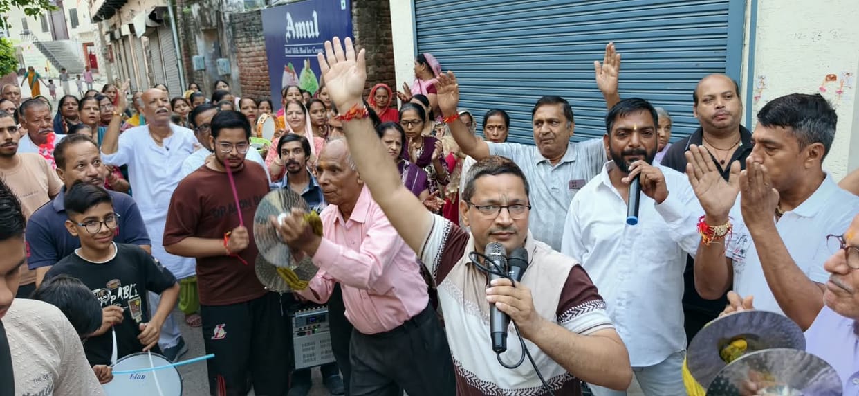 Chaudhariyan resounded with chants of "Radhe-Radhe."