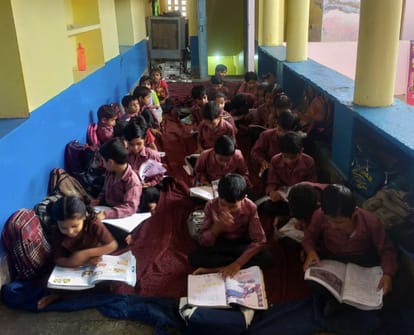 फोटो नंबर-06प्राथमिक पाठशाला में टाट पर बैठकर पढ़ते बच्चे। संवाद