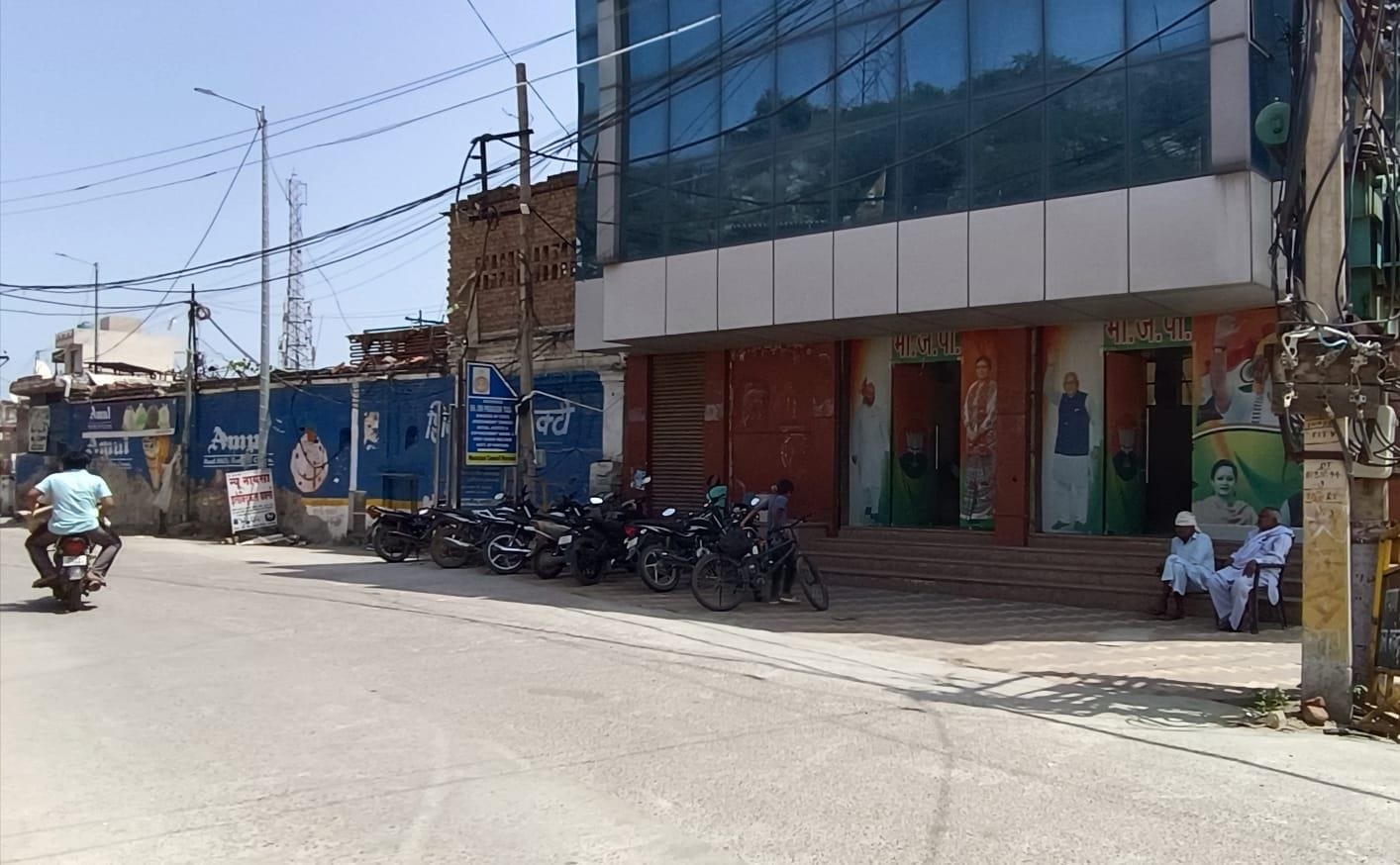 फोटो नंबर-17मोहल्ला खड़खड़ी स्थित विधायक कार्यालय के बाहर साफ सड़क। संवाद