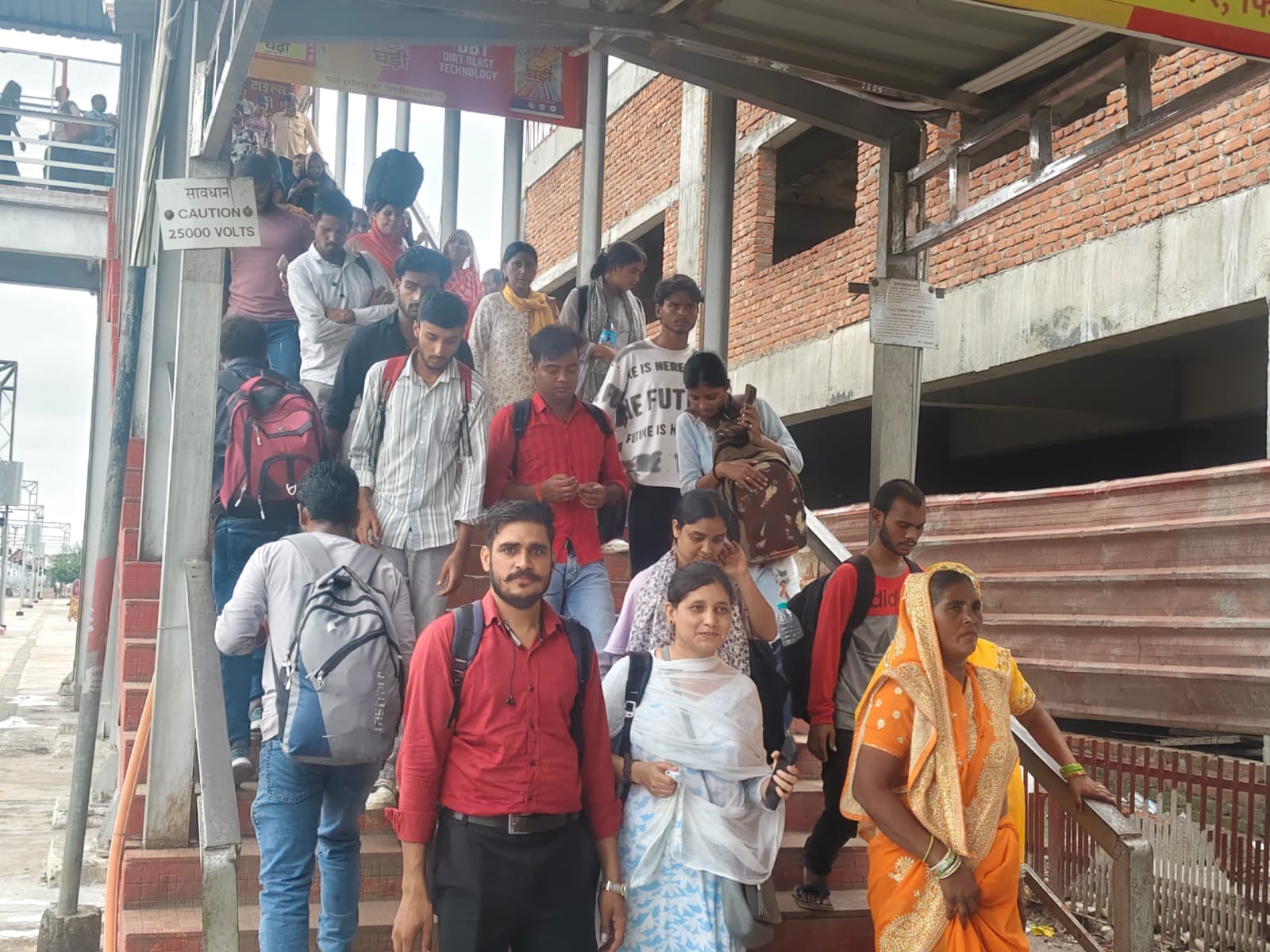 फोटो01कासगंज जंक्शन पर फुट ओवर ब्रिज से उतरते यात्री। संवाद
