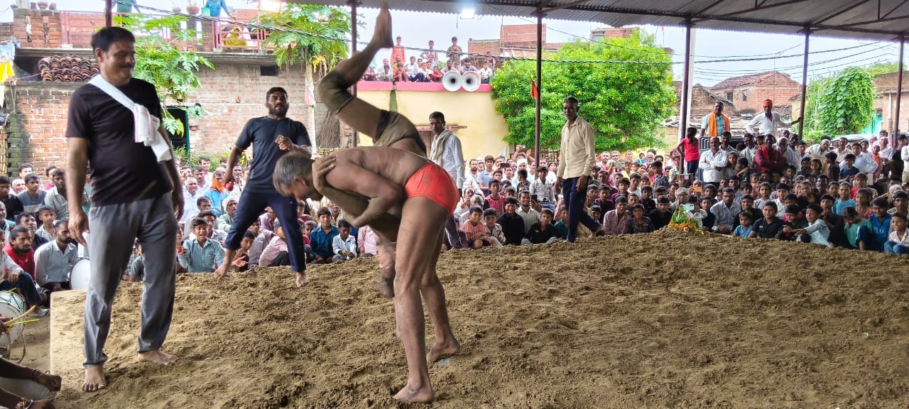 फोटो29एचएएमपी-16 दंगल में दावपेच दिखाते पहलवान। संवाद
