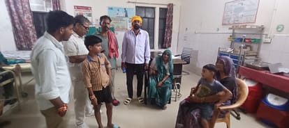 फतेहाबाद फोटो सीएचसी फतेहाबाद में पागल कुत्ते के हमले में घायल बच्चों और अन्य लोगों का उपचार कर