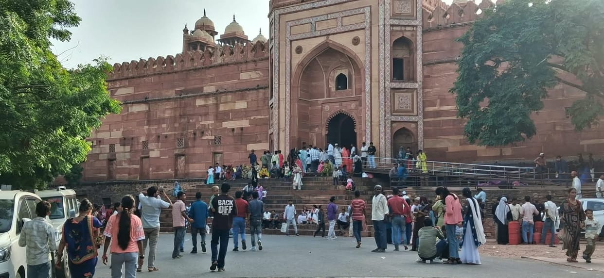 Crowds of tourists throng the Sikri monument.