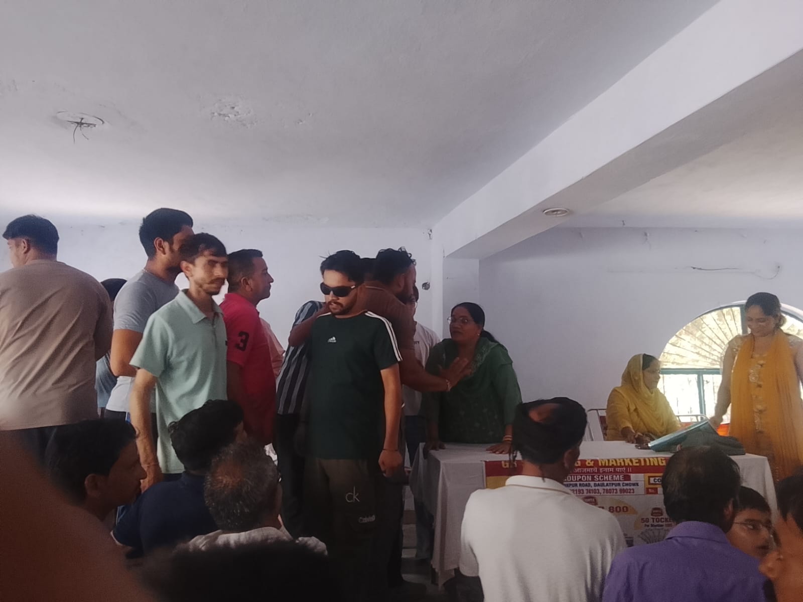 गगरेट में लॉटरी ड्रा के दौरान एकत्रित हुए लोग।