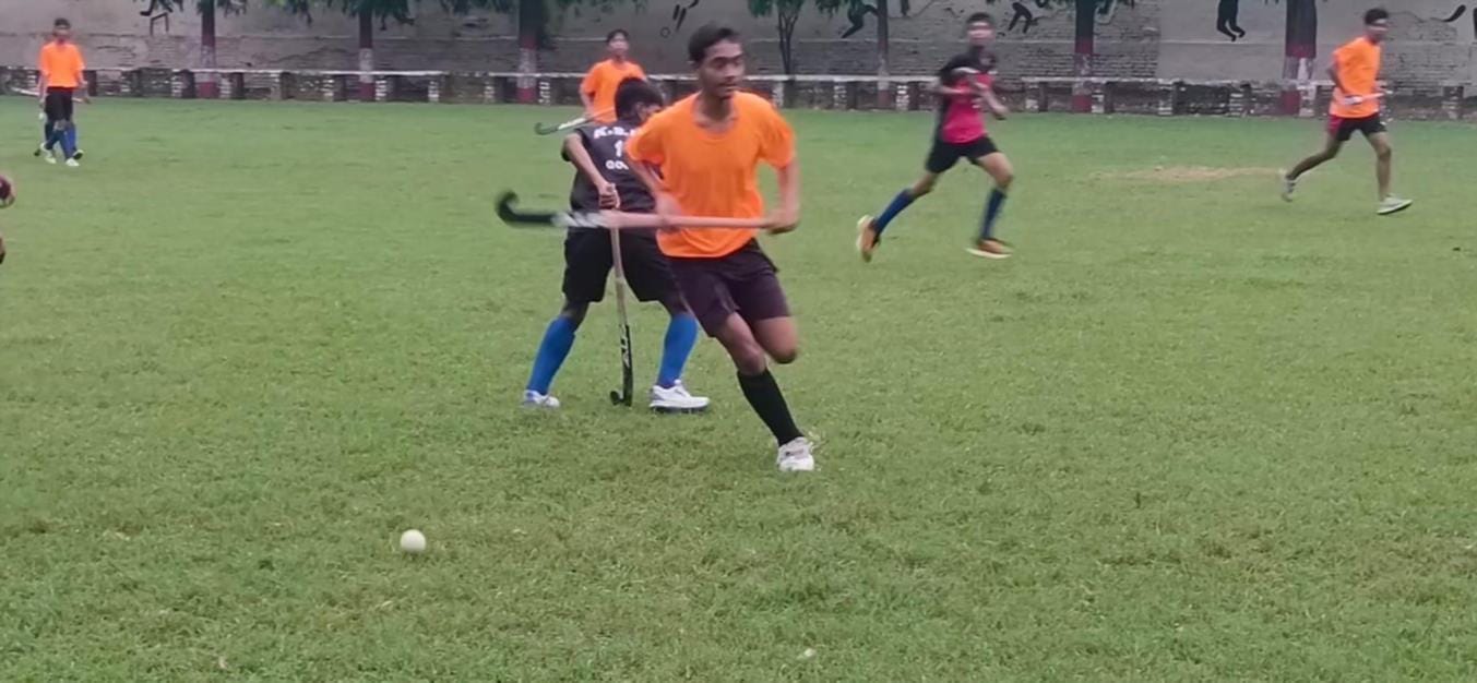 गोला में कृषक समाज इंटर कॉलेज के मैदान पर हॉकी खेलते खिलाड़ी। स्रोत: आयोजक