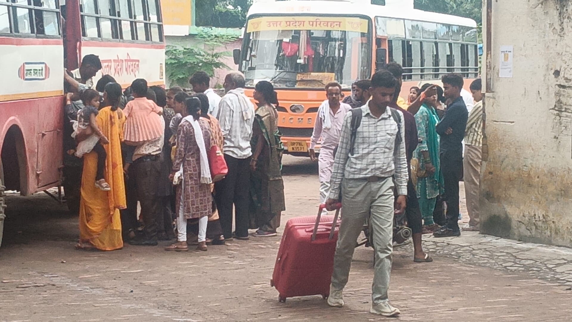 गोला रोडवेज डिपो पर बस में बैठतीं महिलाएं। संवाद