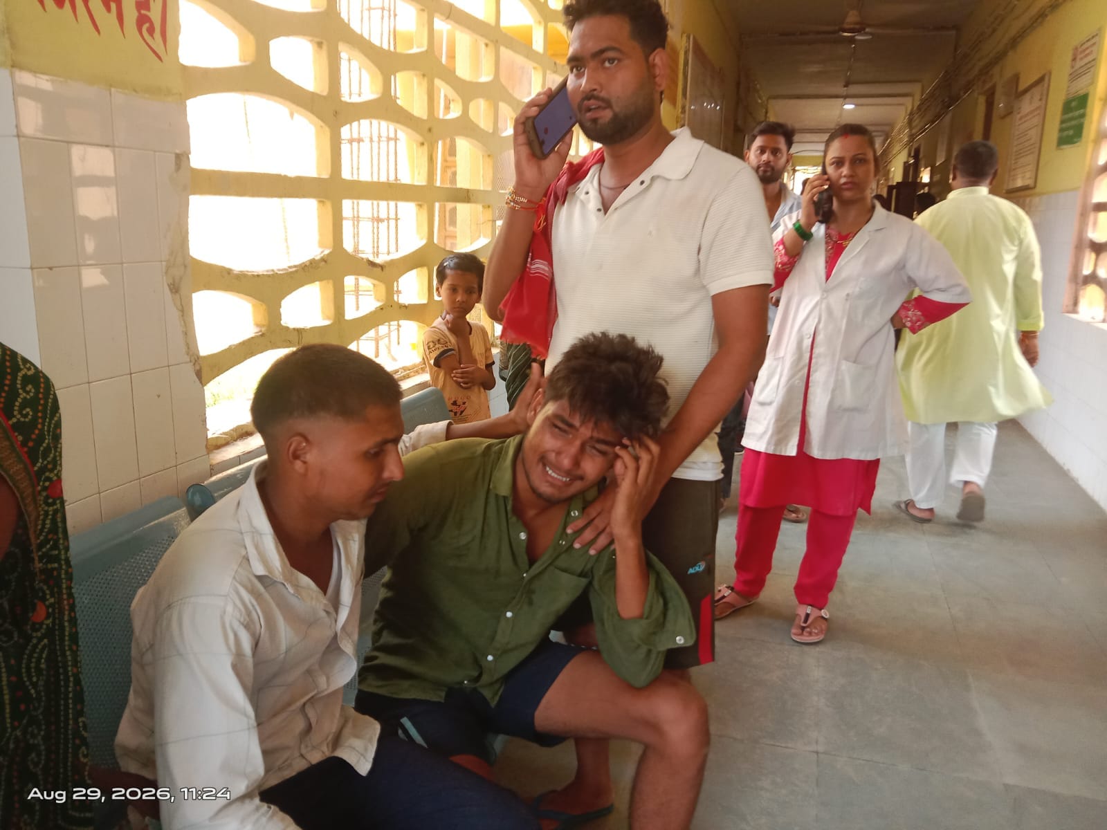 गोरखपुर-वाराणसी फोरलेन पर हादसे में हुई ऑटो चालक की मौत की खबर में------सामुदायिक स्वास्थ्य कें