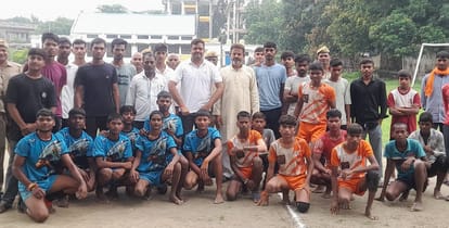 ग्रामीण मिनी स्टेडियम में विजेता खिलाड़ी एवं अतिथि। स्रोत: विभाग