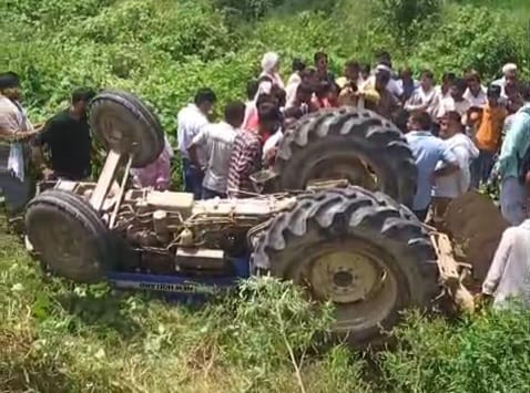 गांव रतमान गढ़ी के निकट खाई में पलटा ट्रैक्टर। संवाद