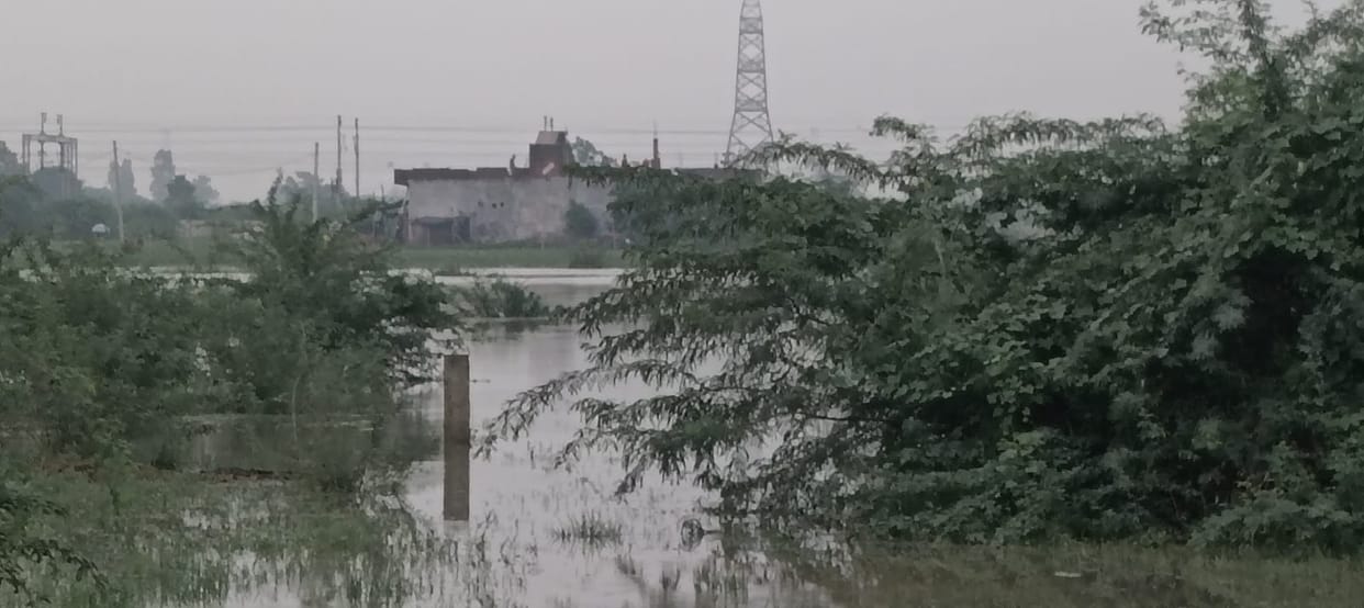 20 people confined to their homes for three days; neither rations delivered nor arrangements made for evacuation.