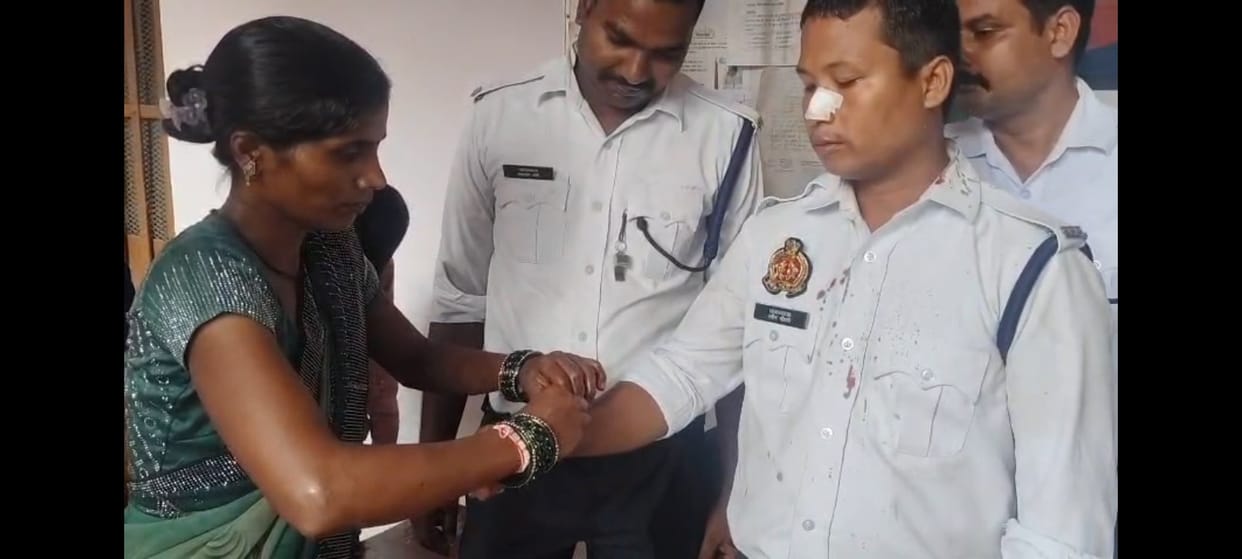 Criminal flees after snatching Mangalsutra, traffic constable chases him for 500 meters and nabs him