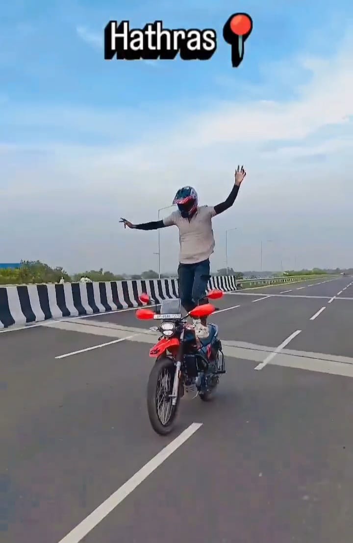 हाइवे पर स्टंट करता युवक। स्रोत : सोशल मीडिया