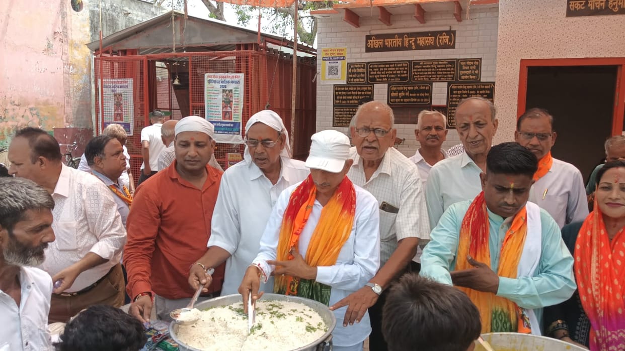 Devotees tasted the Kadhi-Chawal *prasad*.