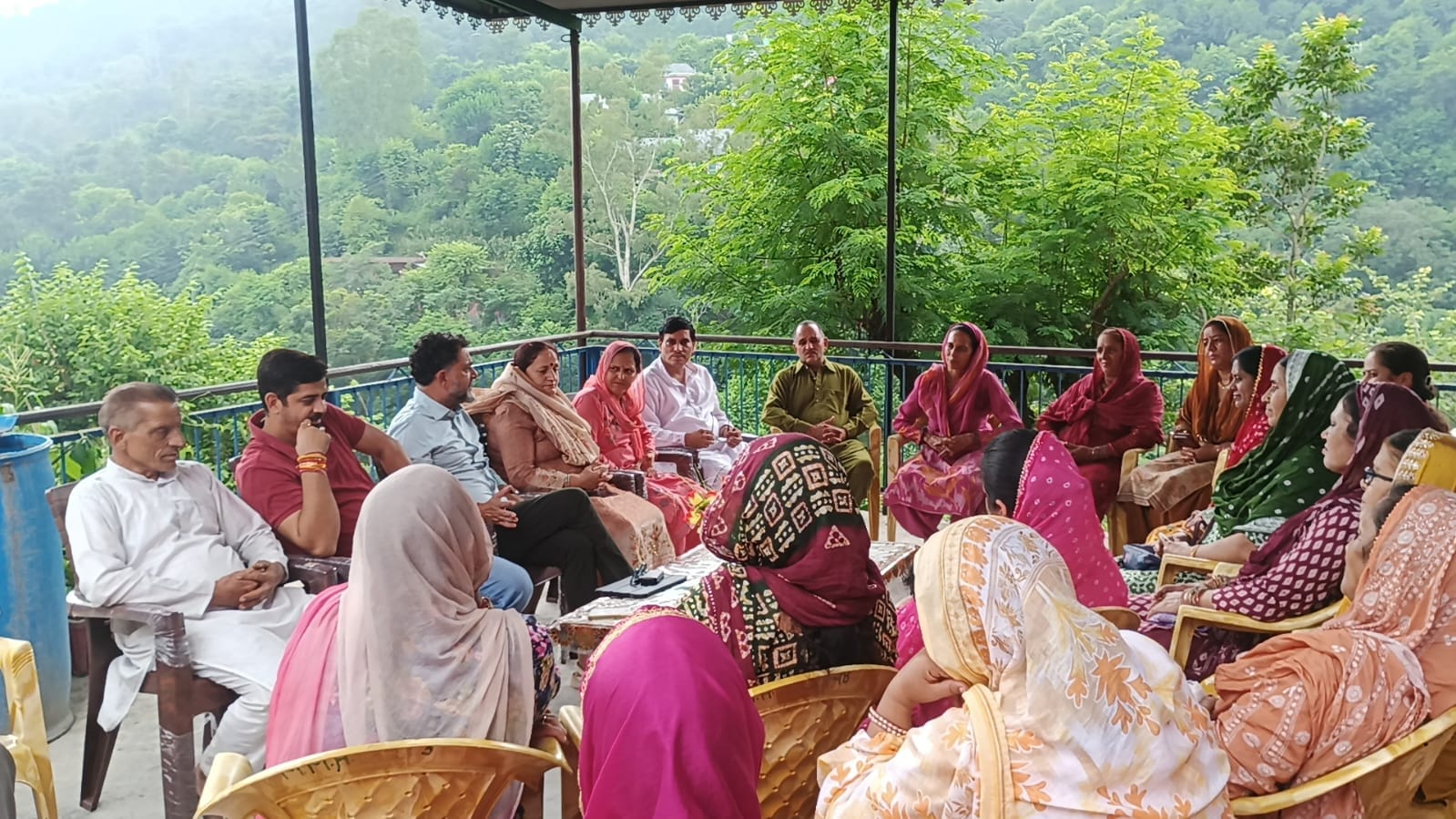 हरलोग में आयोजित महिला मंडल की बैठक में मौजूद महिलाएं व हरे कृष्णा संस्था के सदस्य। स्रोत: महिल