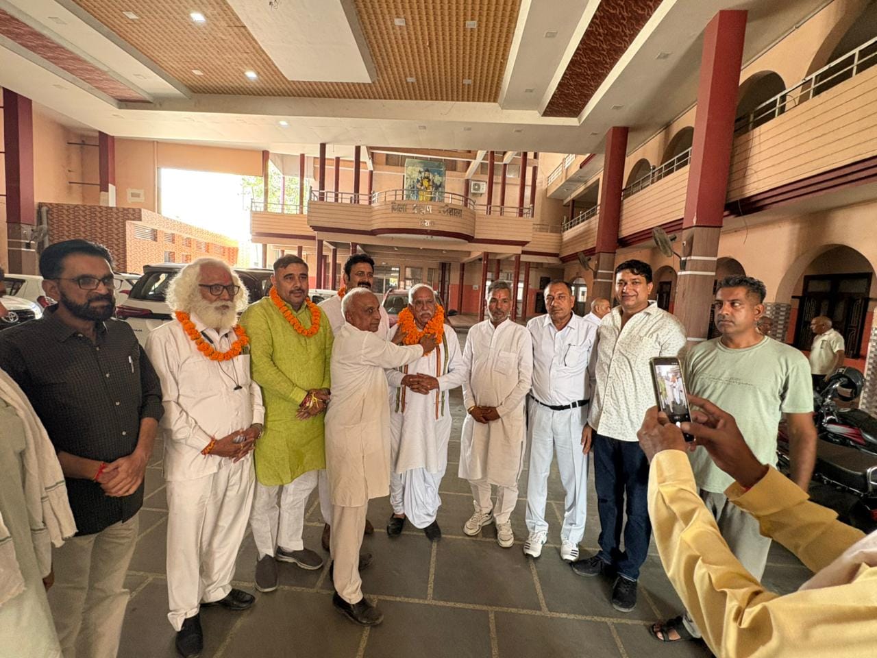 हिसार में ब्राह्मण महासम्मेलन की तैयारी करते विप्रबंधु। 