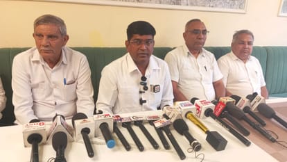 हिसार में प्रेसवार्ता करते बसपा नेता।