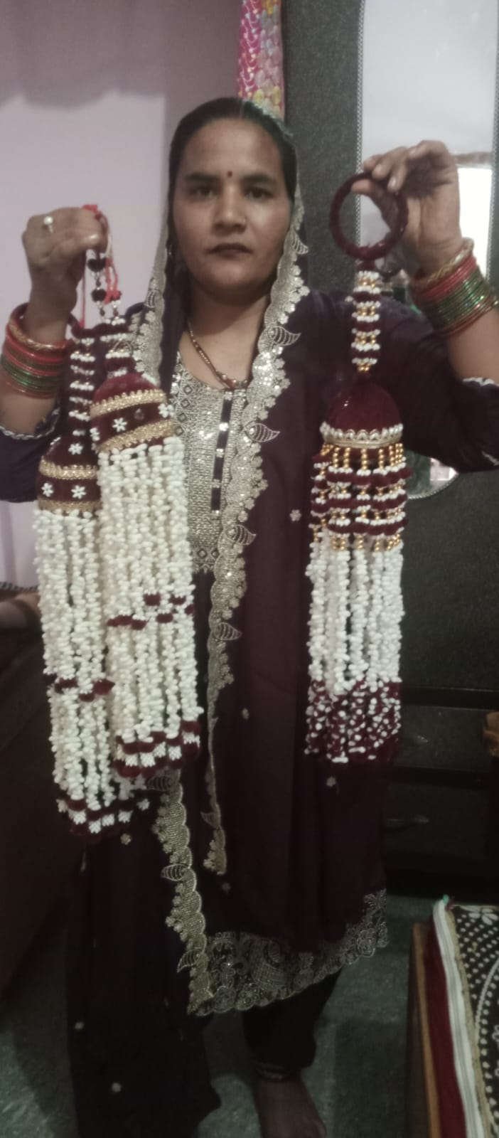 हाथों से तैयार किए गए कलीरों के साथ सलोई गांव की गीता। संवाद
