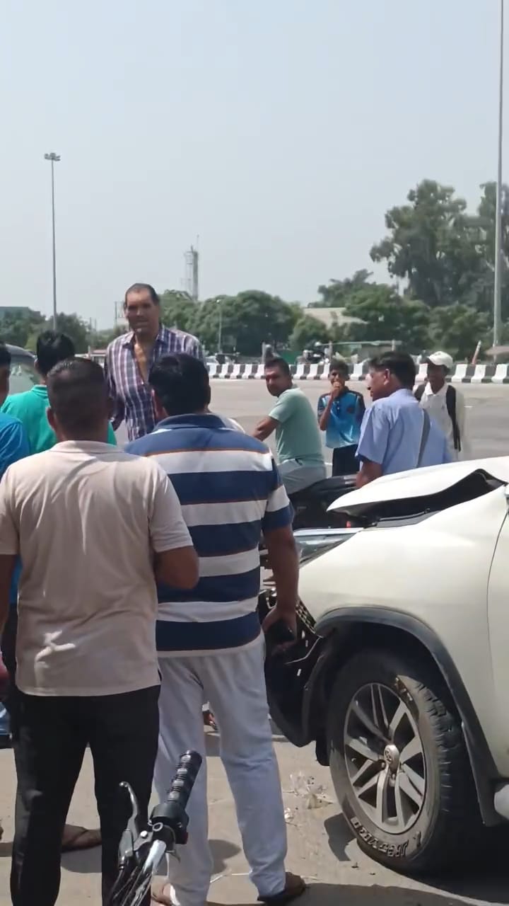 The Great Khali's Fortuner collided with an Innova on GT Road; he had a narrow escape.