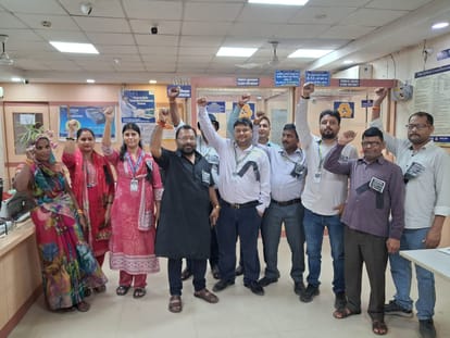 इंडियन बैंक परिसर में सांकेतिक विरोध प्रदर्शन करते बैंककर्मी।- सोशल मीडिया।