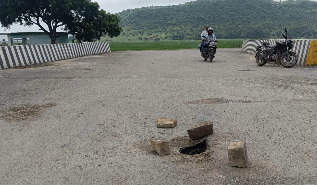 The approach road of Maldah bridge started sinking in six months.