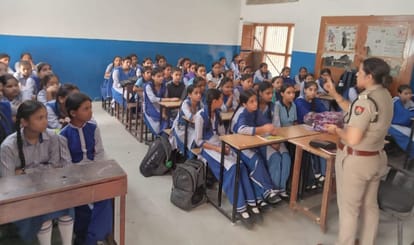 जीएनजी स्कूल में छात्राओं को आत्मरक्षा के बारे में जानकारी देतीं एएसआई नीलम। प्रवक्ता