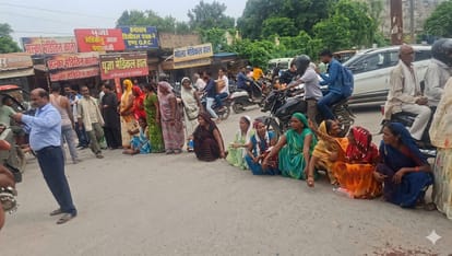 जिला अस्पताल के बाहर सड़क पर बैठकर जाम करती महिलाएं। स्रोत-वीडियो