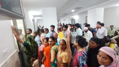 जिला अस्पताल के मेडिसिन ओपीडी के बाहर लगी भीड़। संवाद