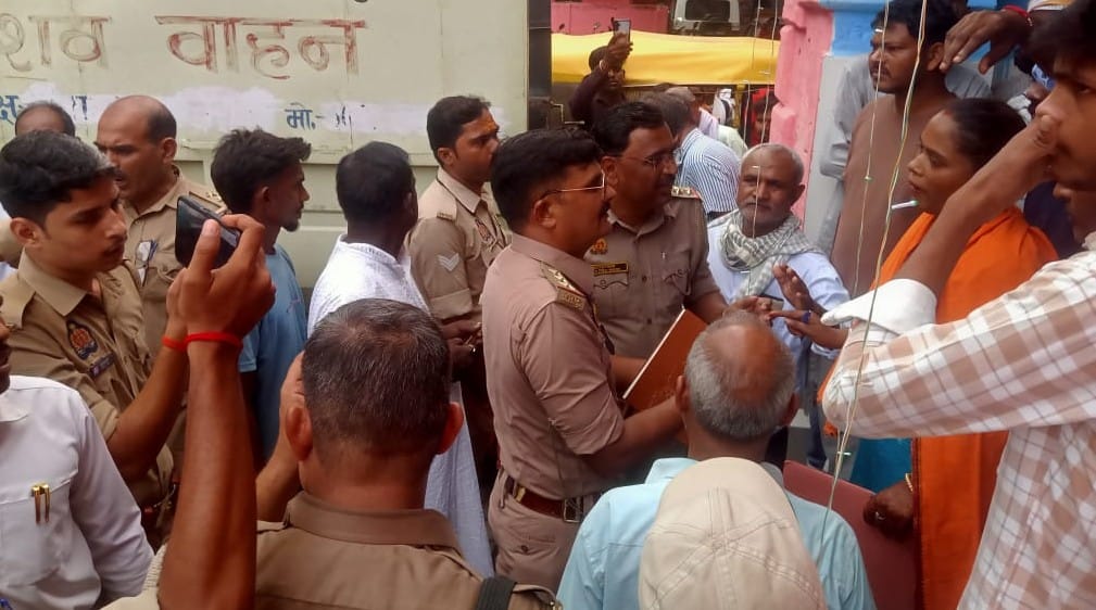जिला अस्पताल में बच्चे की मौत के बाद परिजन से बातचीत करती पुलिस। संवाद